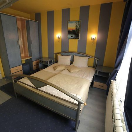 Hotel Zeneva クラグイェヴァツ エクステリア 写真
