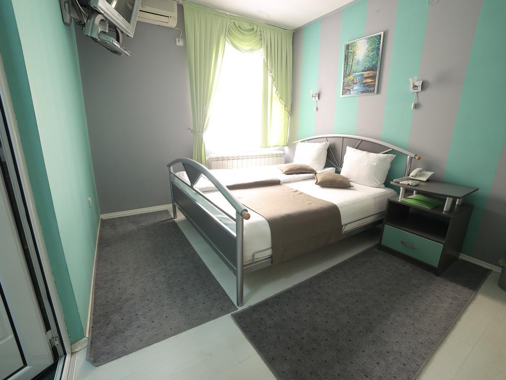 Hotel Zeneva クラグイェヴァツ 部屋 写真