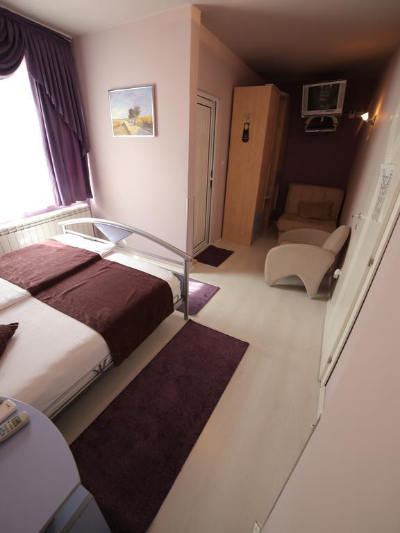 Hotel Zeneva クラグイェヴァツ 部屋 写真