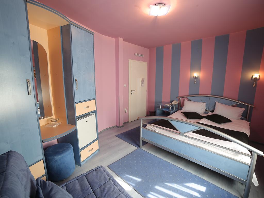 Hotel Zeneva クラグイェヴァツ 部屋 写真