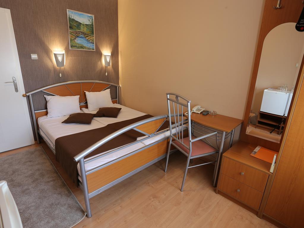 Hotel Zeneva クラグイェヴァツ エクステリア 写真