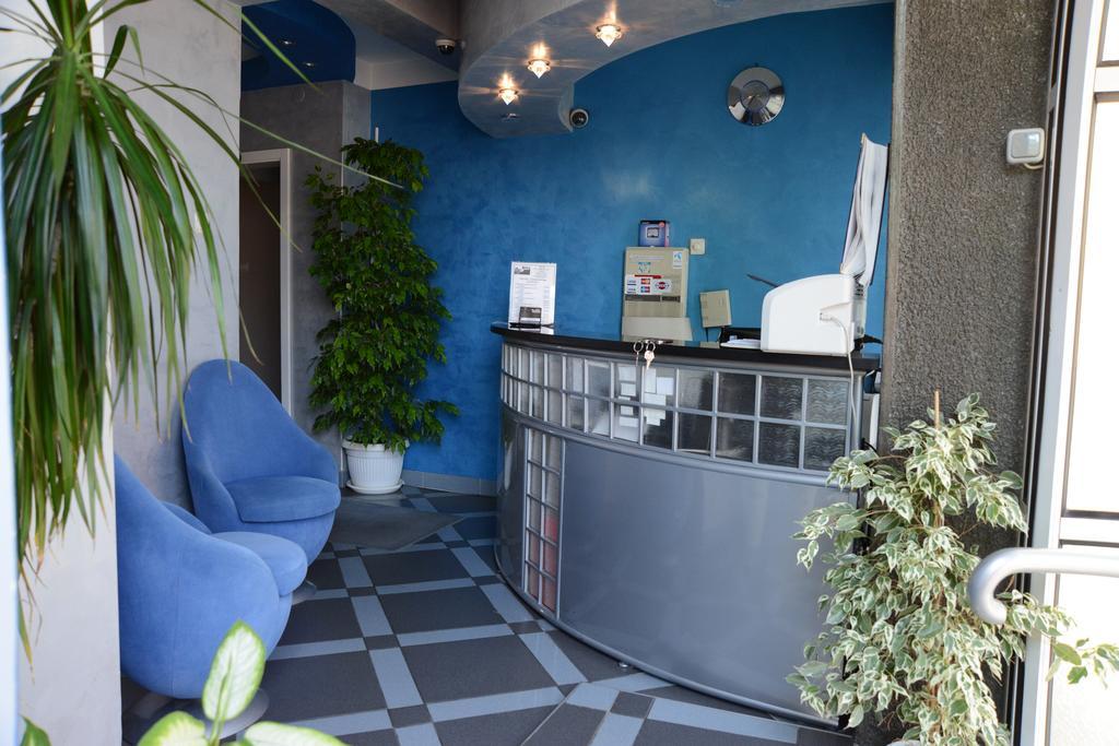 Hotel Zeneva クラグイェヴァツ エクステリア 写真